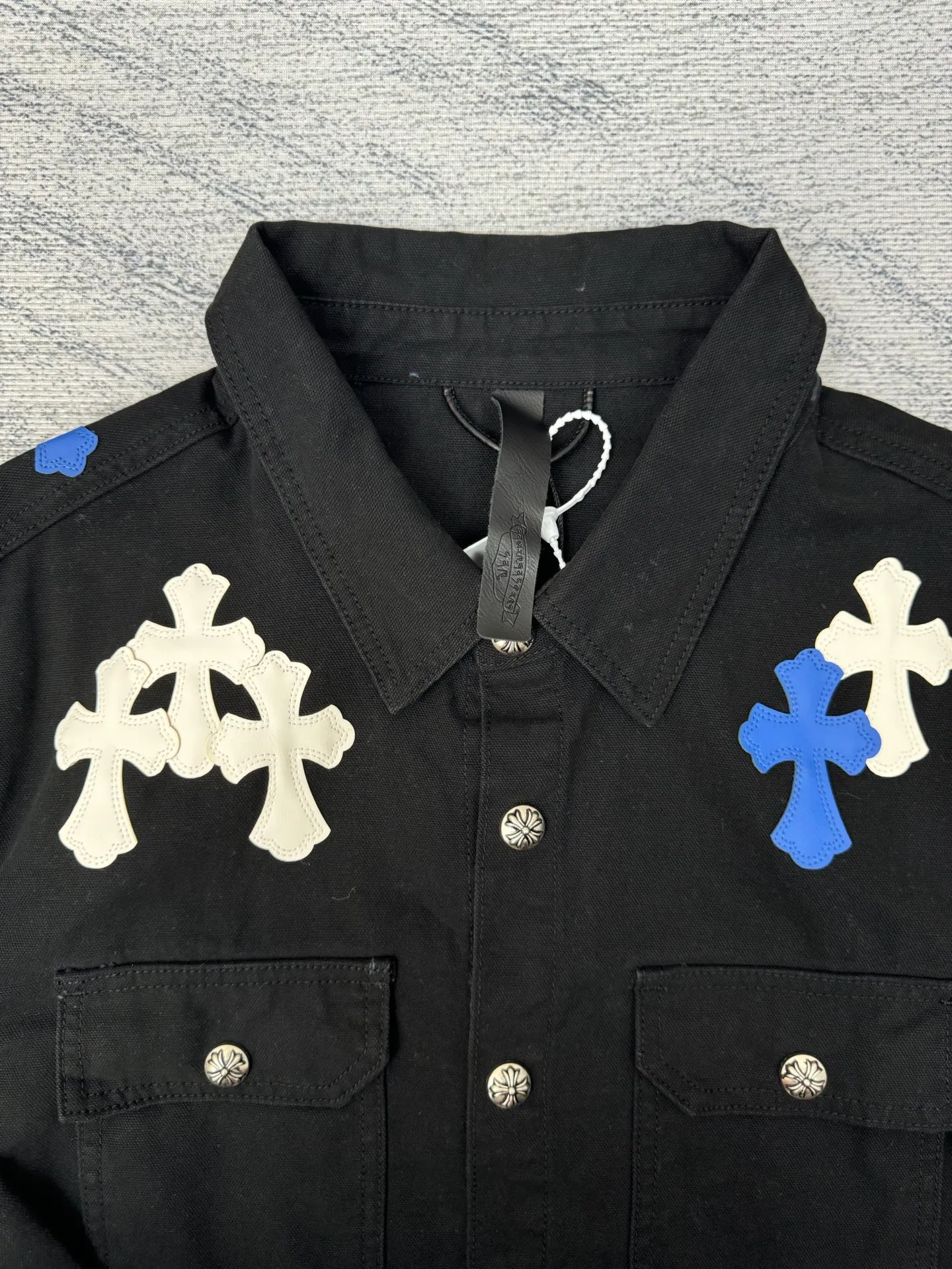 P590 Chrome Heart CH leather workwear denim jacket Size: S/M/L The original version was purchased for HK26,680 and developed for 25 years as a new series. It is made of high-ounce twill denim fabric (the color is exclusive blackish blue, distinguishing it from pure black on the market), and the two-color cross is artificial leather (all individually dyed, with the same texture and no color difference). The stitch length, thread color, and wiring of the car are exactly the same. The inner leather is made of first-layer calfskin, with regular cross stitching, special machine sewing and edge stitching, 925 silver electroplated hardware, and consistent oxidation and distressing effects.